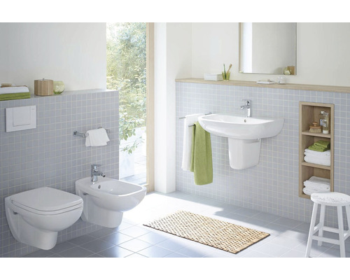 Koupelna s toaletou, bidetem, umyvadlem a úložnými prostory.