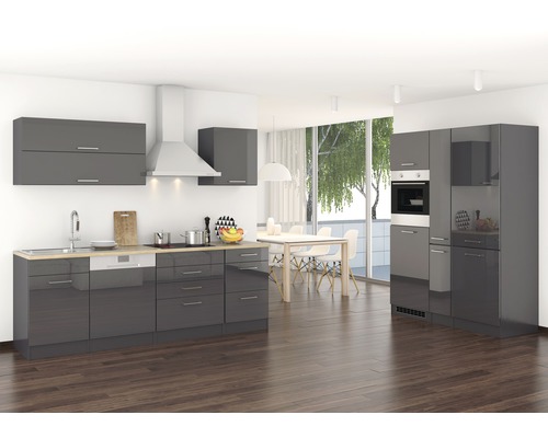 Světlá kuchyně se šedými skříňkami, umyvadlem a jídelním stolem