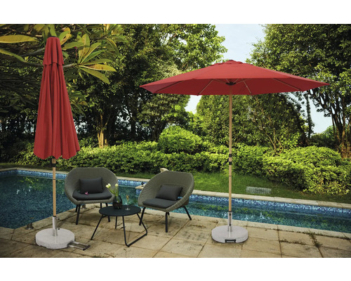 Scéna se dvěma zahradními křesly, malým stolem, otevřeným a zavřeným slunečníkem vedle bazénu