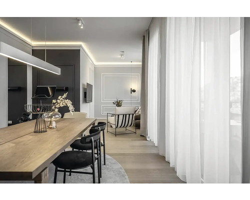 Interiér s jídelním stolem, židlemi a závěsy