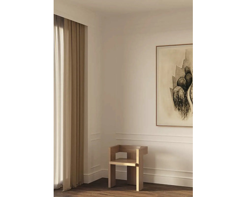 Světlá místnost se závěsy, uměleckým dílem a moderní dřevěnou židlí