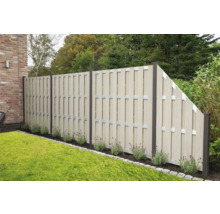 Zahradní plot z plastových prvků a kovových upevnění na zahradě