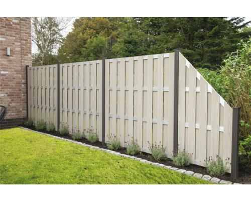 Zahradní plot z plastových prvků a kovových upevnění na zahradě