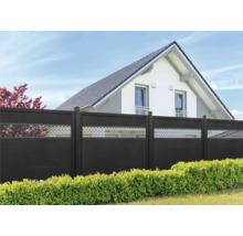 Hliníkový plot s ozdobnými vložkami před domem
