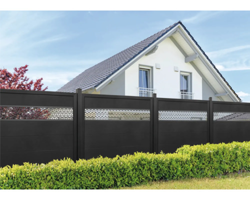 Hliníkový plot s ozdobnými vložkami před domem