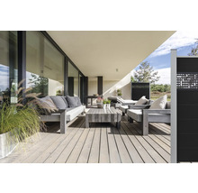 Terasa s dřevěnou terasou, posezením a zástěnou