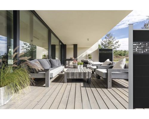 Terasa s dřevěnou terasou, posezením a zástěnou