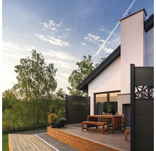 Terasa s dřevěnou podlahou, jídelním stolem a zástěnou