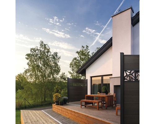 Terasa s dřevěnou podlahou, jídelním stolem a zástěnou