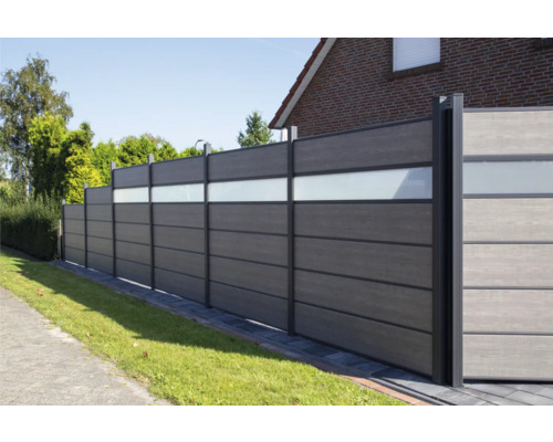 Zástěna s prosklenými prvky a moderním vzhledem pro vymezení pozemku.