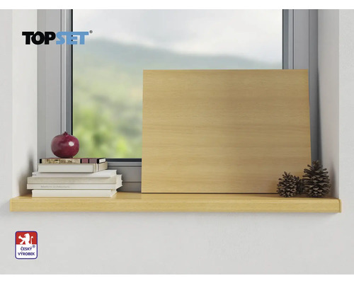 Dřevěný okenní parapet s dekorací na okenním parapetu