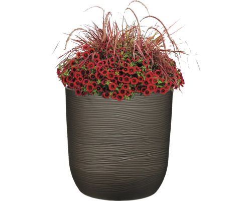 Květináč s červenou výsadbou Million Bells a okrasnou trávou