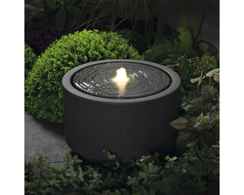 Zahradní fontána s vodotryskem v kulatém provedení