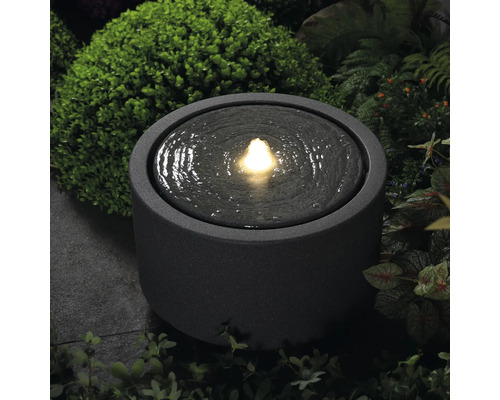 Kulatá fontána s vodou a osvětlením do zahrady