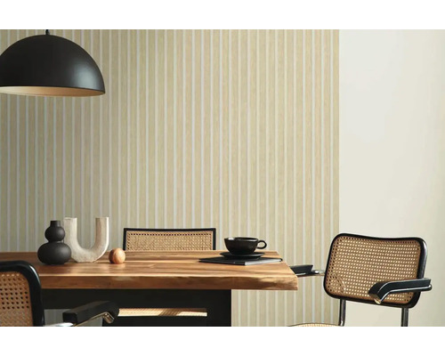 Jídelna s pruhovanou tapetou, dřevěným stolem a židlemi s ratanovým výpletem