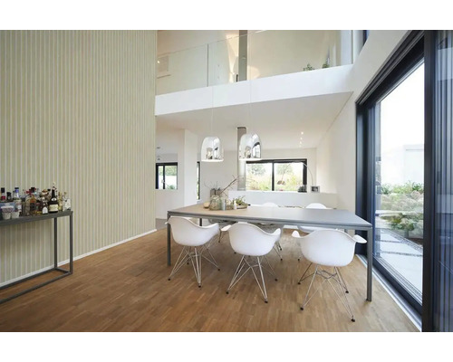 Světlá obývací místnost s jídelním stolem, židlemi a velkým oknem