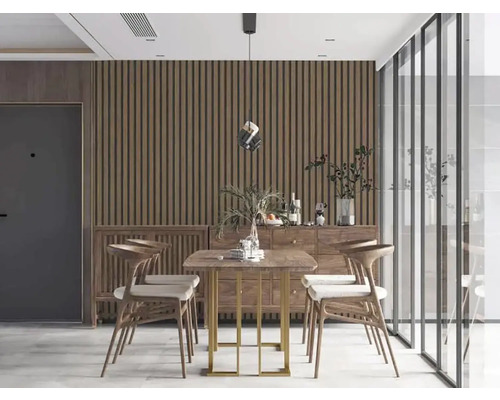 Jídelna s dřevěným stolem a dřevěnými židlemi ve světlé místnosti.