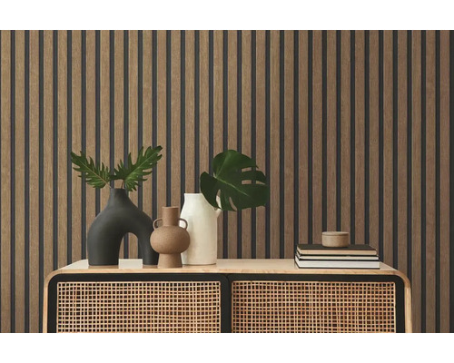 Dekorativní nástěnná dekorace s dřevěnými panely a stylovou komodou