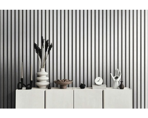 Dekorativní design stěn s vertikálně pruhovanou tapetou v interiéru.