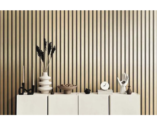 Scéna s dřevěným obkladem, příborníkem a dekorací