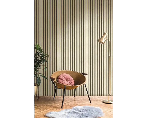 Pohled na místnost s lamelovou stěnou, křeslem a stojací lampou pro útulnou atmosféru