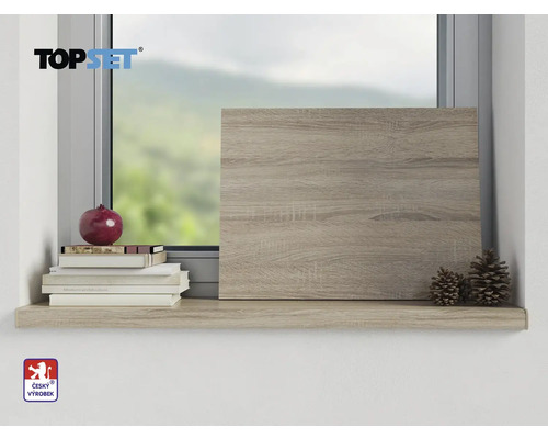 Parapet s dřevěným dekorem, knihami a dekorací