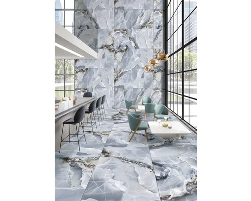 Moderní pokoj s obklady stěn a podlah v mramorovém vzhledu, barovými stoličkami a posezením