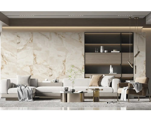 Obývací pokoj s obkladovou stěnou ve vzhledu mramoru, pohovka, křeslo a regály