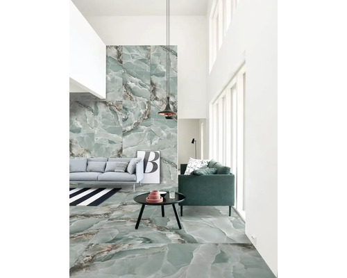 Obývací pokoj s podlahovými a nástěnnými dlaždicemi v mramorovém vzhledu, pohovkou, křeslem a stolem