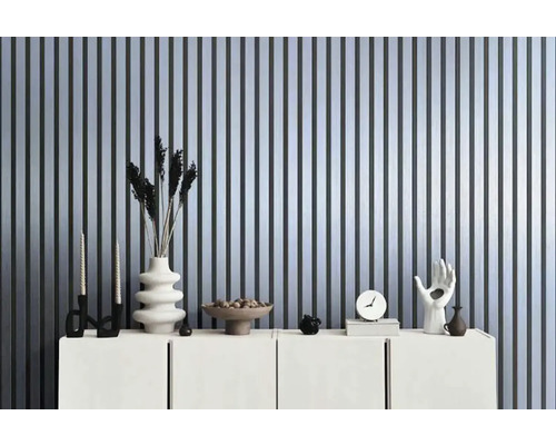 Obývací pokoj s obkladovou stěnou, příborníkem a dekoracemi