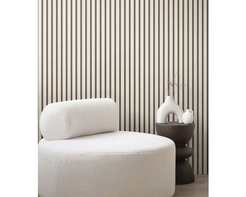 Interiérová scéna s křeslem, odkládacím stolkem a obkladem stěn.