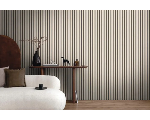 Obývací pokoj s nástěnnými panely se vzorem proužků, pohovkou a dekorací