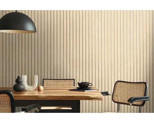 Jídelna s dřevěným stolem, židlemi, závěsným svítidlem a stěnovými panely