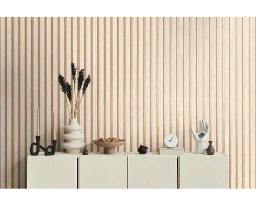 Dekorativní interiér s dřevěným obložením, příborníkem a různými dekorativními předměty.