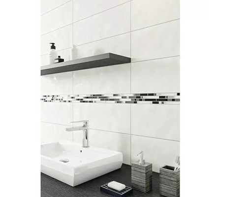 Světlá koupelna s umyvadlem, vodovodní baterií, poličkou a bílými obklady