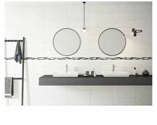 Světlá koupelna s bílými dlaždicemi, umyvadly a kulatými zrcadly