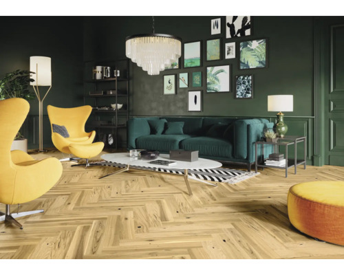 Obývací pokoj s pohovkou, křesly a parketovou podlahou se vzorem rybí kosti