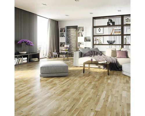 Světlý obývací pokoj s dřevěnou podlahou, pohovkou, knihovnou a dekoracemi