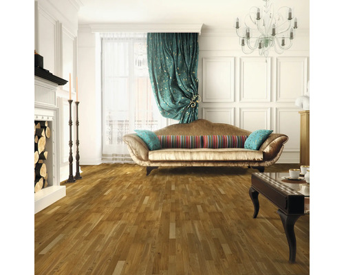 Obývací pokoj s parketovou podlahou, pohovkou, závěsy, krbem a konferenčním stolkem