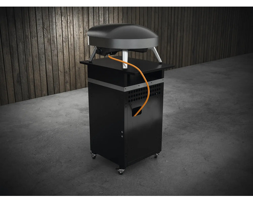 Pizza pec s černou spodní skříňkou a plynovou přípojkou