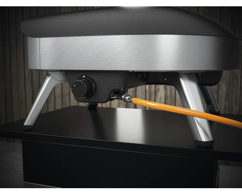 Detailní pohled na plynovou pec na pizzu na stole