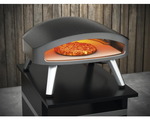 Pizza pec s pizzou uvnitř na stole