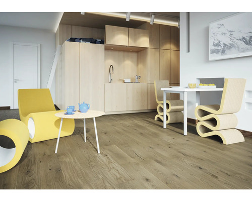 Obývací prostor s dřevěnou podlahou, žlutým křeslem, stolem a jídelním koutem