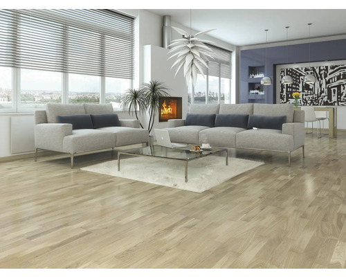 Světlý obývací pokoj se dvěma šedými pohovkami, konferenčním stolkem a dřevěnou podlahou