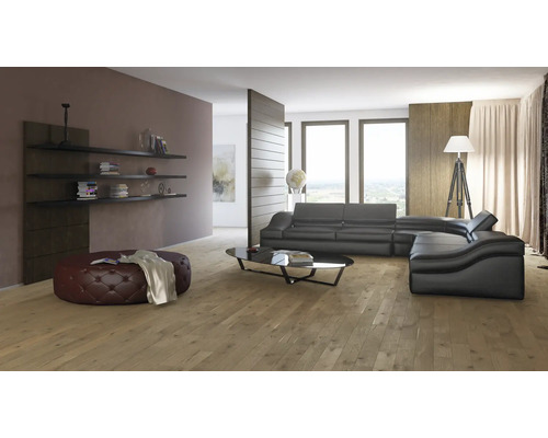 Obývací pokoj s černou pohovkou, stoličkou a policemi