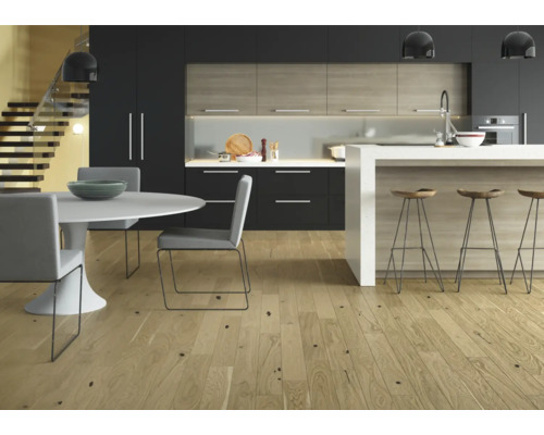 Moderní kuchyně s jídelním stolem, židlemi a dřevěnou podlahou