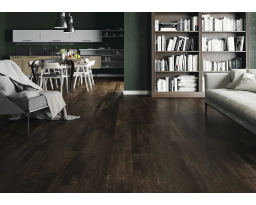 Obývací pokoj s tmavou dřevěnou podlahou, kuchyňským koutem a knihovnou