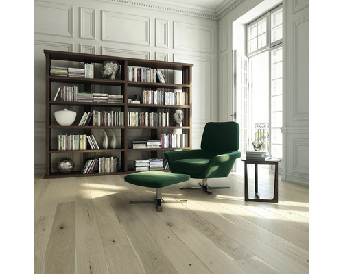 Obývací pokoj s knihovnou, křeslem a podnožkou