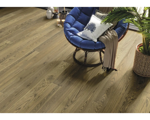 Pohled na podlahu s dřevěnou podlahou a křeslem