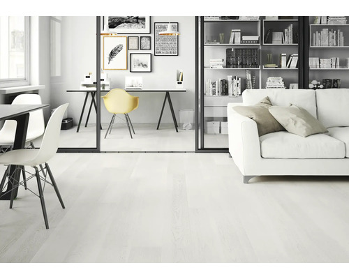 Světlý obývací pokoj s psacím stolem, regály a pohovkou na dřevěné podlaze